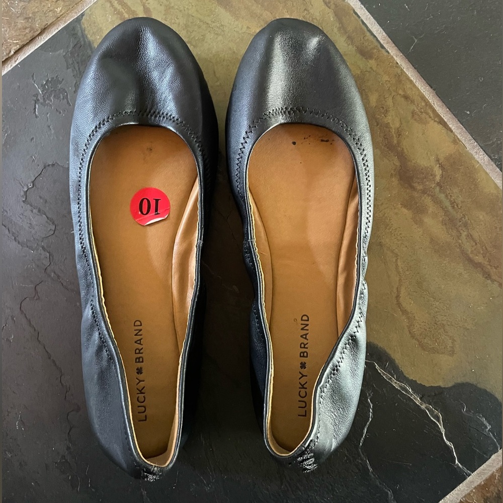 Women’s size 10 black flats from lucky brand.